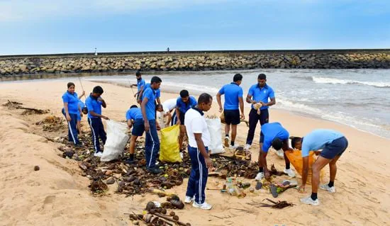 නාවික හමුදාවෙන් වෙරල පිරිසිදු කිරීමේ වැඩසටහනක්..!