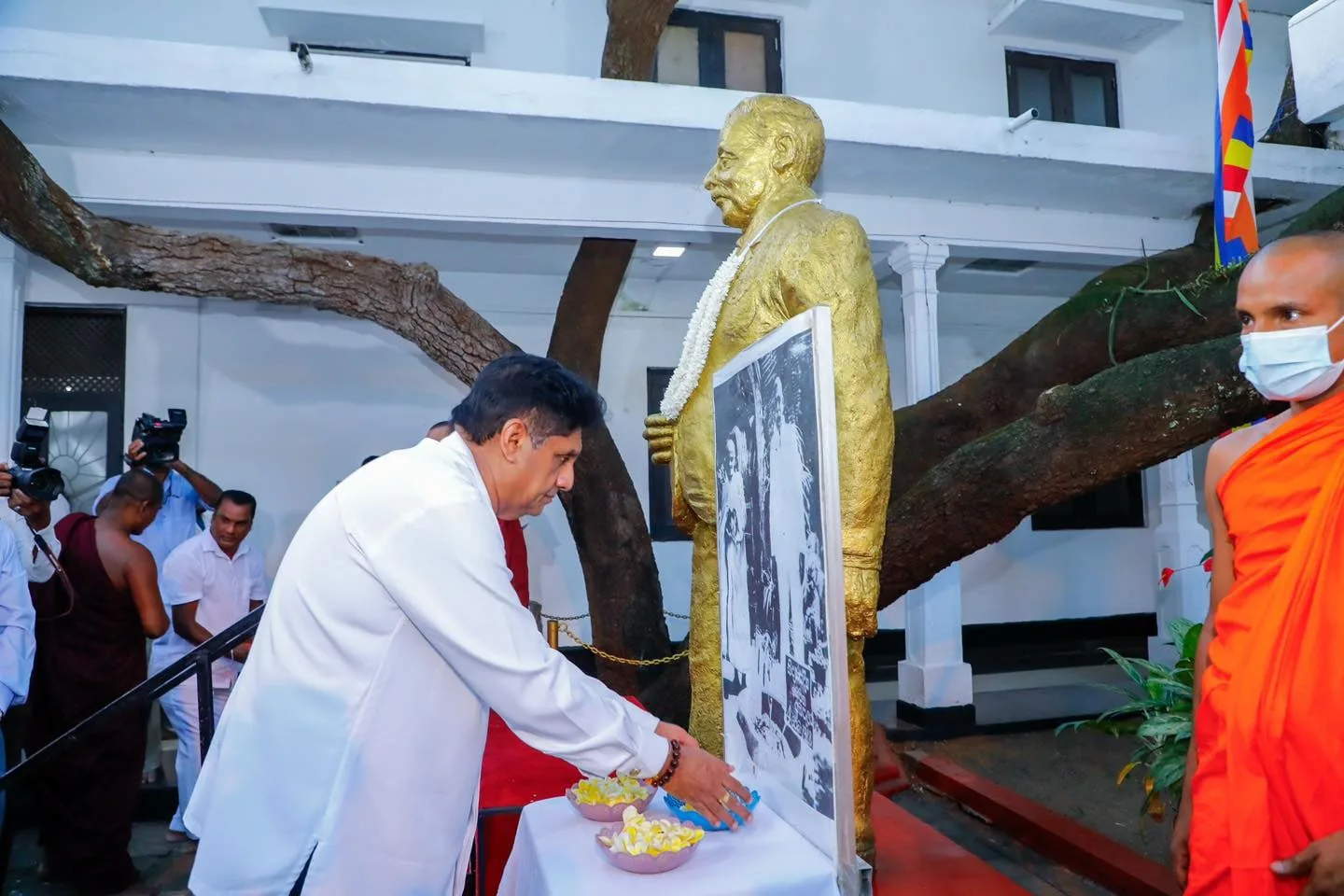 විපක්ෂ නායක සජිත් ප්‍රේමදාස මහතා අද ශ්‍රී ධර්මකීර්ත්‍යාරාම මහා විහාරයට
