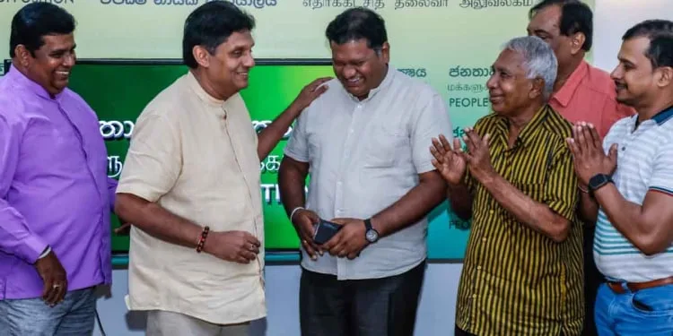 මන්ත්රී අසංක නවරත්න විපක්ෂ නායක හා අත්වැල් බැඳ ගනියි