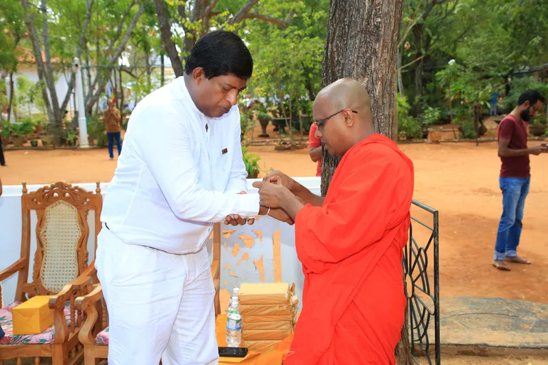 උපතින් අබෞද්ධ ආලෝක ඇමතිගේ බෞද්ධ ආලෝක පූජාව..!