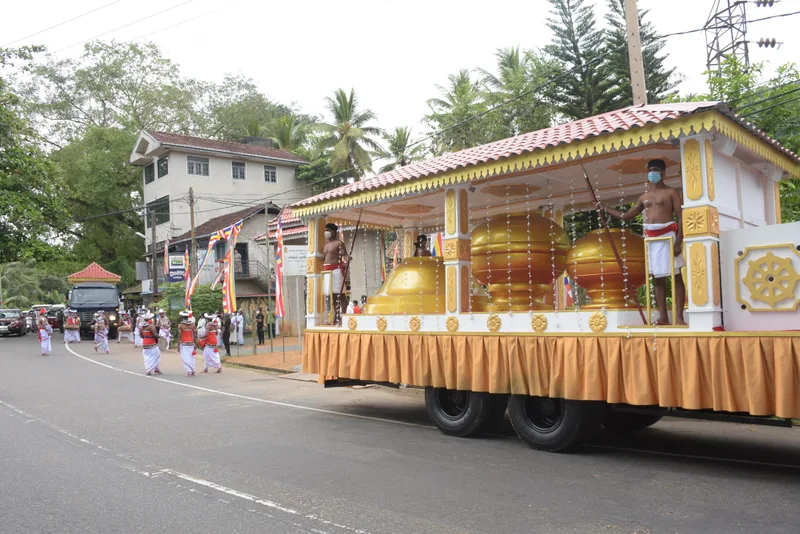 සඳ හිරු සෑයේ කොත් වහන්සේ රැගත් පෙරහැර කුරුණෑගලට ලඟාවේ