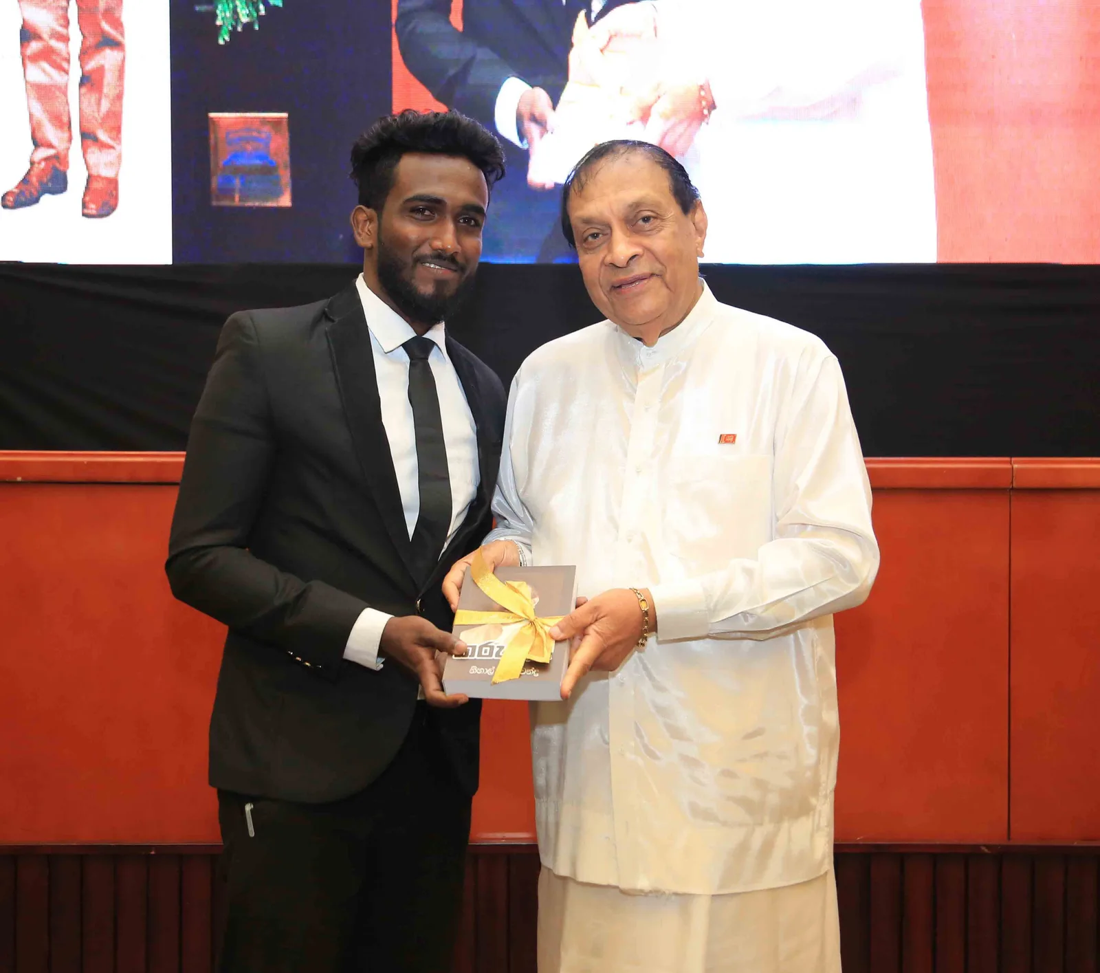 කරූ කෘතහස්ථ රාජ්ය තාන්ත්රිකයෙකු විනා දේශපාලකයෙකු නොවේ