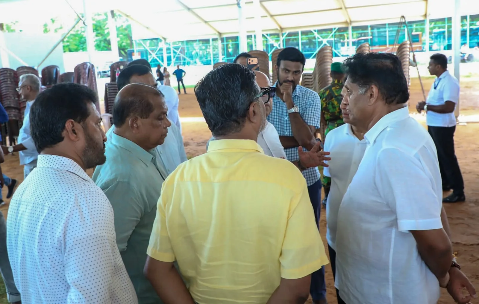 මැයි අරගලයෙන් විපක්ෂ නායක සටන අරඹයි