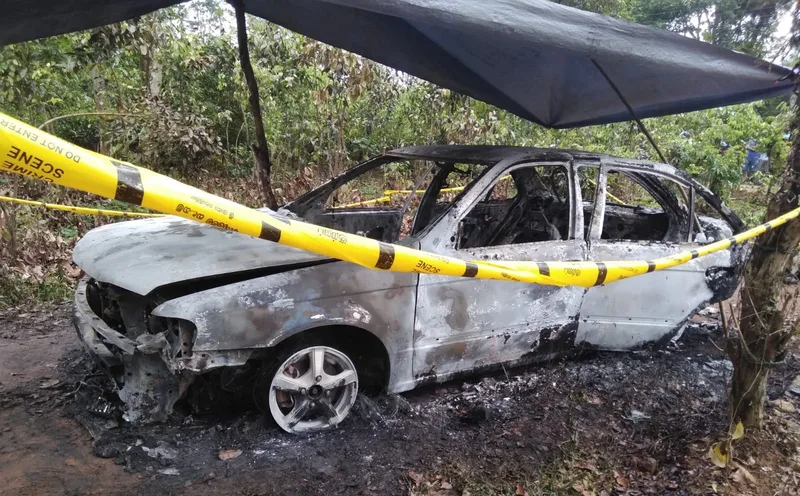 නීතිඥවරයා සහ ඔහුගේ බිරිඳ ඝාතනයට වෙඩික්කරුවන් පැමිණි මෝටර් රථය බද්දේගමදී ගිනි තබා තිබියදී හමුවෙයි