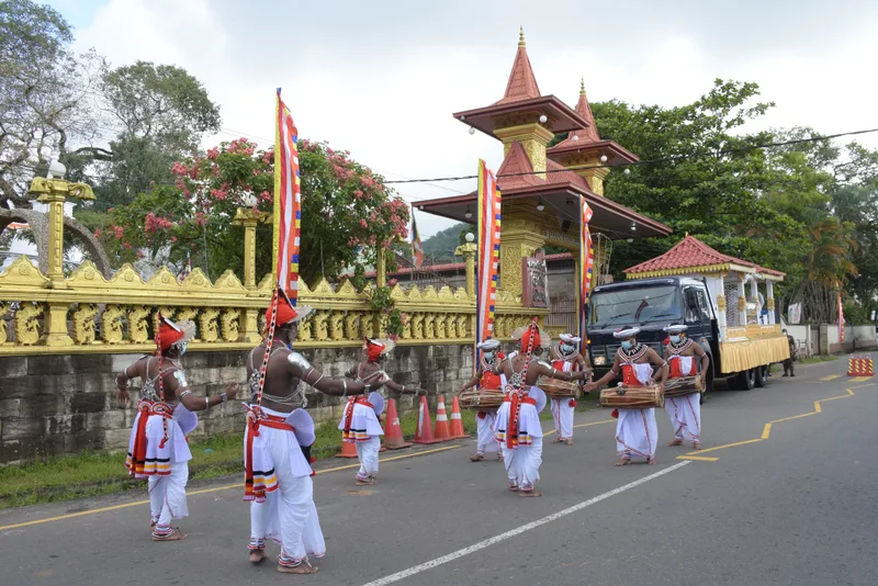 සඳහිරු සෑයේ කොත් වහන්සේ රැගත් පෙරහැර පානදුර රන්කොත් විහාරයට ළඟාවේ