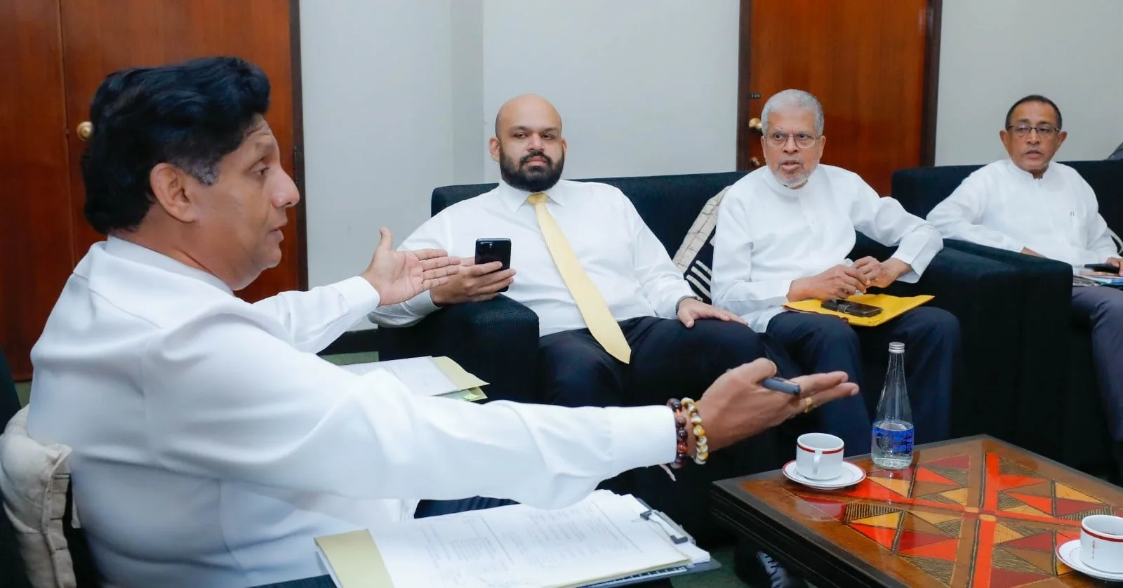 විපක්ෂ නායක උතුරු-නැගෙනහිර පාර්ලිමේන්තු මන්ත්රීවරුන් හමු වෙයි