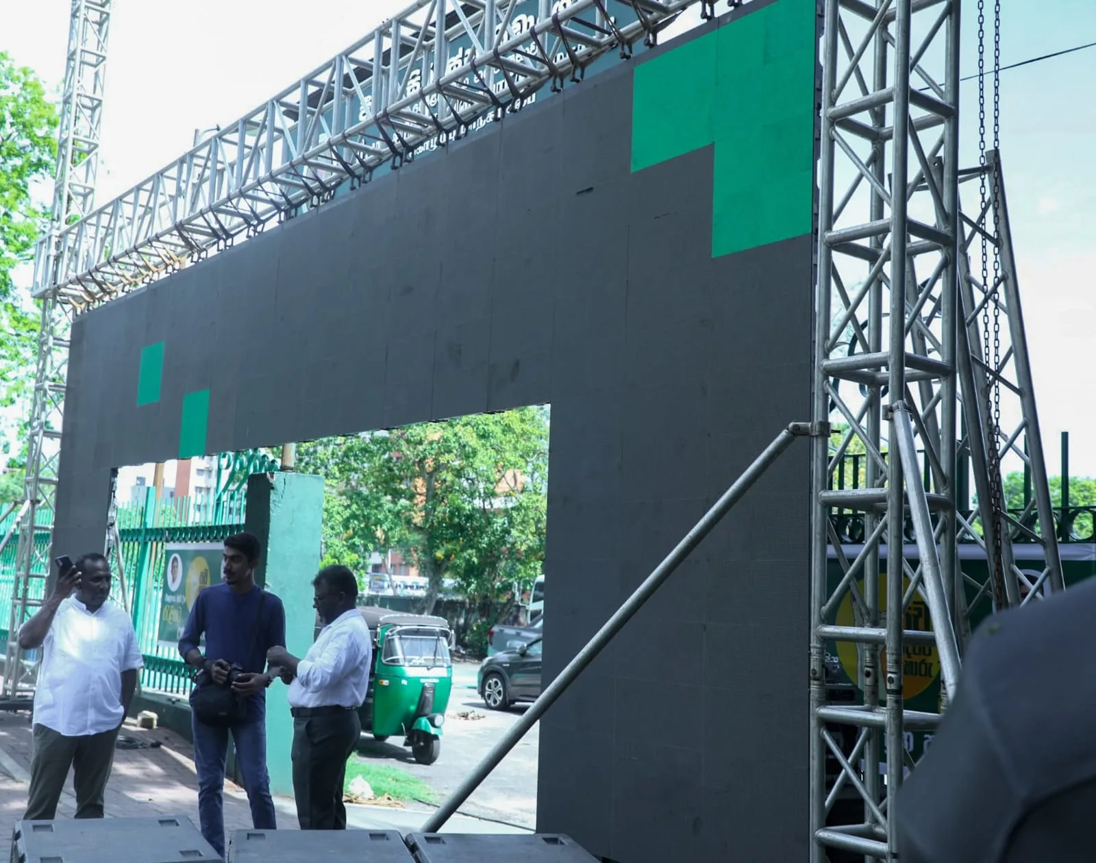 මැයි අරගලයෙන් විපක්ෂ නායක සටන අරඹයි