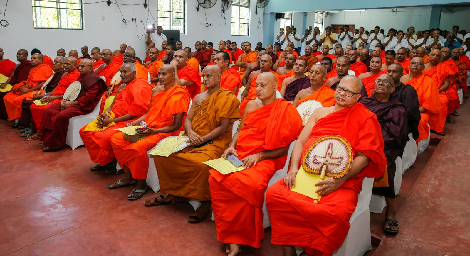 මොණරාගල කසාවතින් බැබලෙයි