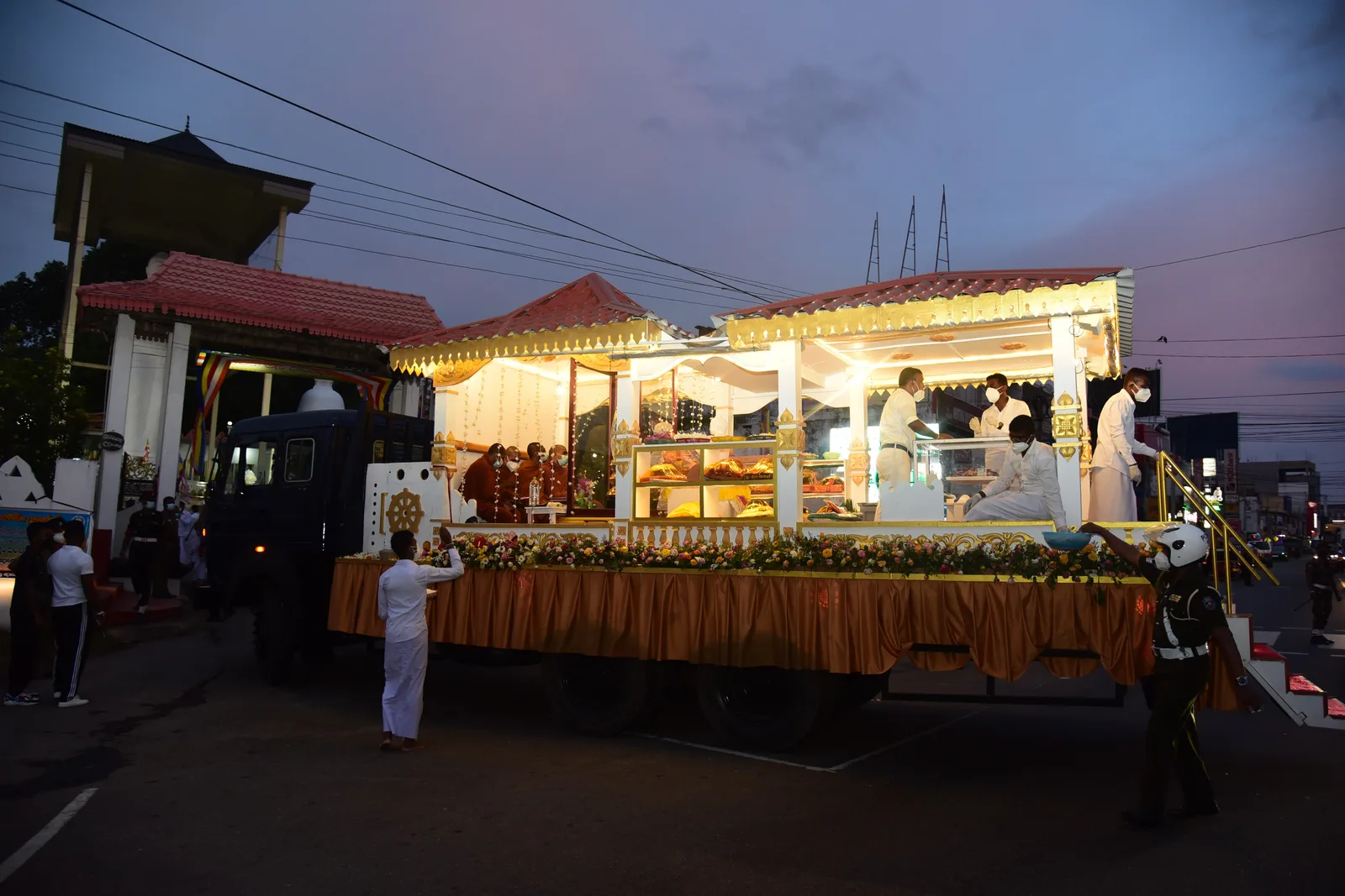 සඳහිරු සෑයේ කොත් වහන්සේ රැගත් පෙරහැර වට්ටාරමට ළඟා වේ