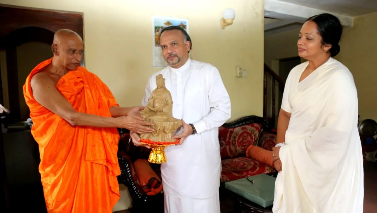 සබරගමුව නව ආණ්ඩුකාරවරයා මහා නා හිමිවරුන් බැහැදකියි