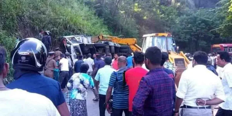 දුන්හිඳදී බසයක් පෙරළෙයි