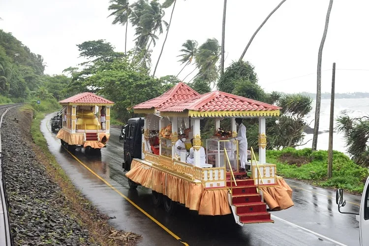 සඳහිරු සෑයේ කොත්වහන්සේ රැගත් පෙරහැර ගාල්ලට..!