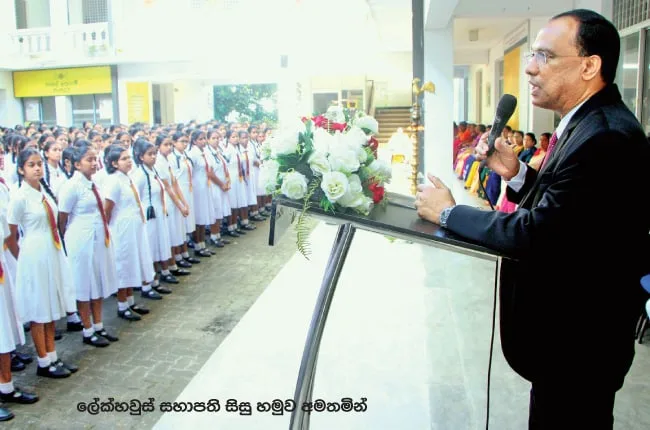 සුදු වතින් සැරසිලා අප ඉදිරියේ බලා සිටින ඔබ තමයි මේ රටේ ශක්තිය හා අනාගතය