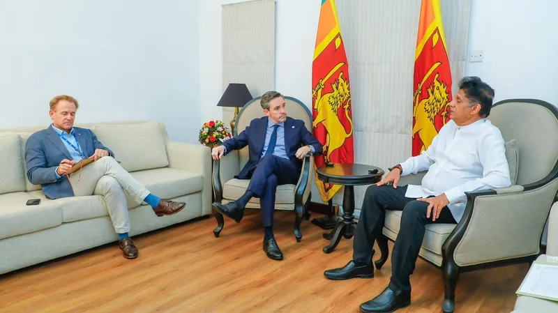 ප්ලීස් එපා කියල අනුර කිව්වත් - විපක්ෂ නායක ජනතාව වෙනුවෙන් දිගටම වැඩ