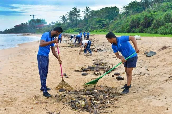 නාවික හමුදාවෙන් වෙරල පිරිසිදු කිරීමේ වැඩසටහනක්..!