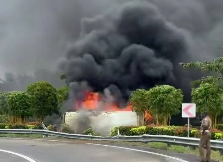 ඇල්පිටියේදී ලොරියක් සම්පුර්ණයෙන්ම ගිනි ගනී