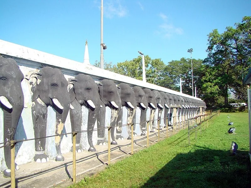 ජීවමාන බුදුන් වහන්සේ වැඩසිටින ස්වර්ණමාලි මහා සෑය