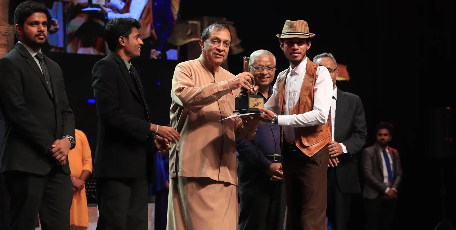 රටේ අනාගතය තරුණයින්ට භාරදිය යුතුයි-කතානායක-