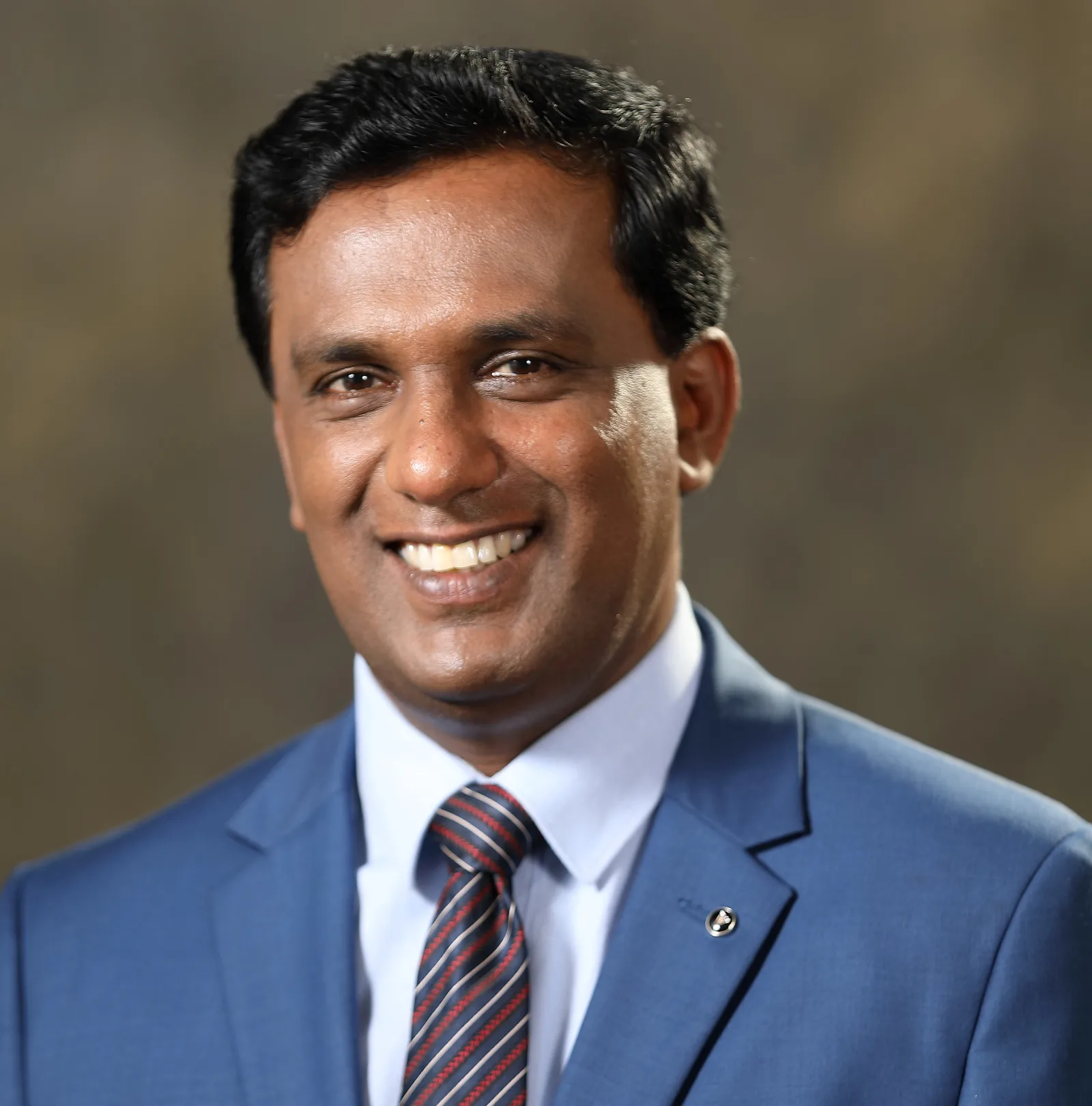 මහ බැංකු අධිපති සහ දේශපාලකයින් නිරුවත් කෙරේ