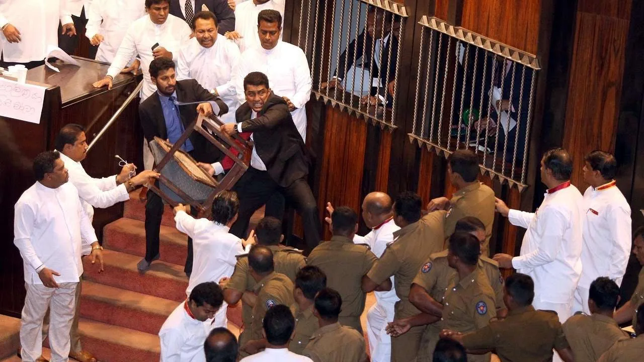 මෛත්රී-මහින්ද ව්යවස්ථා විරෝධී තිරස්චින ආණ්ඩු කොල්ලයට වසරයි