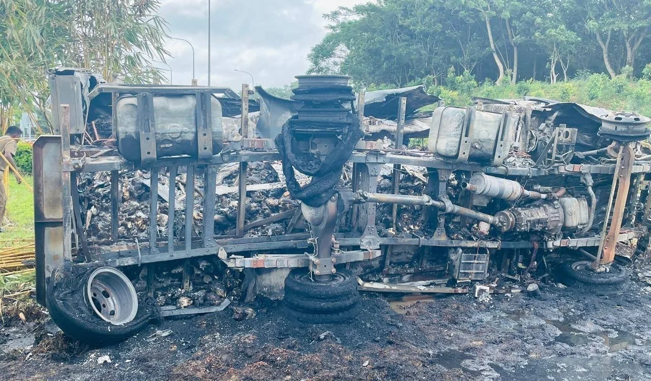 ඇල්පිටියේදී ලොරියක් සම්පුර්ණයෙන්ම ගිනි ගනී