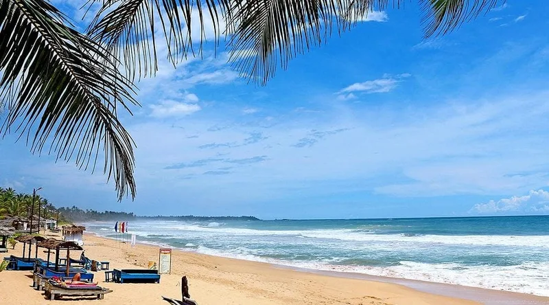 හික්කඩුව සංචාරක කලාපයේ දිය නෑමට සුදුසු ස්ථාන ඇත්තේ දෙකක් පමණයි.