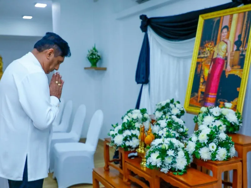 අභාවප්රාප්ත තායිලන්ත රැජිනියට විපක්ෂ නායක සජිත් ප්රේමදාස මහතා අවසන් ගෞරව දක්වයි