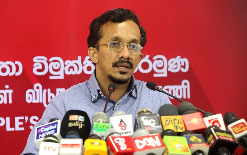 ආර්ථික සම්පත් විකුණමින් මහජනතාව පීඩාවට පත්කරනවා