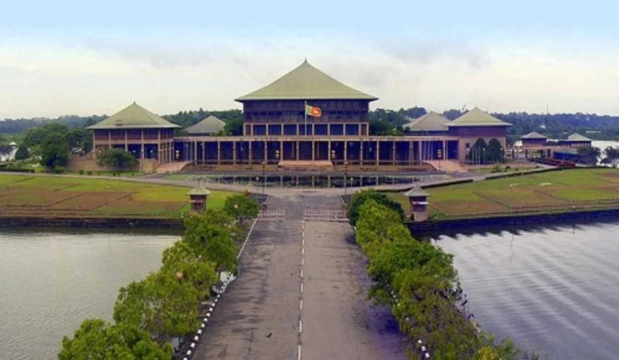 පාර්ලිමේන්තුව යළි රැස් කරන ලකුණු..?