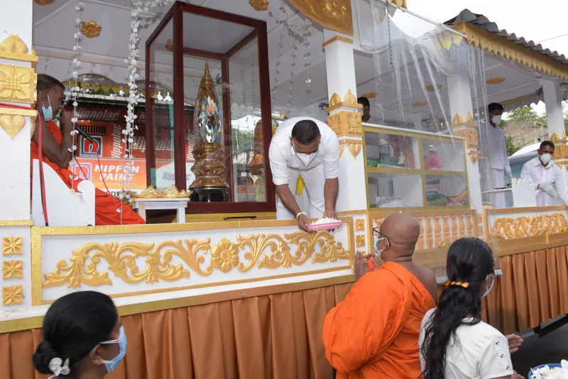 සඳහිරු සෑයේ කොත් වහන්සේ රැගත් පෙරහැර හොරණ කුරුඳුවත්ත මහා විහාරයට ලඟාවේ