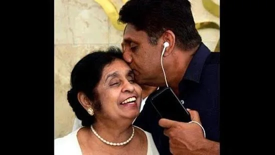 සිය දුක කියන්න ආ පාක්ෂිකයින්ව හේමා ප්රේමදාස පන්නා ගනියි
