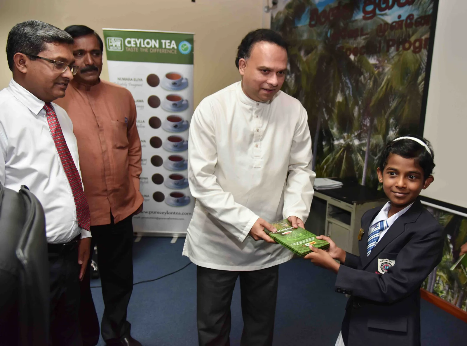 තේ මණ්ඩල රචනා තරඟයේ හපනුන්ට වැවිලි ඇමති අතින් සහතික..!