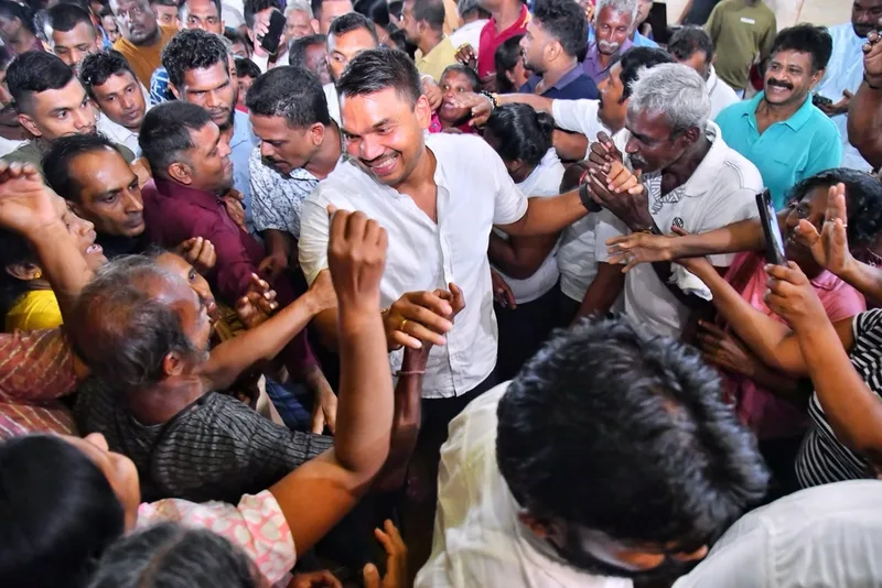 කලාපීය රටවල් තෙල් මිල අඩු කරනවා.අපි හැම මාසෙම තෙල් මිල වැඩි කරනවා