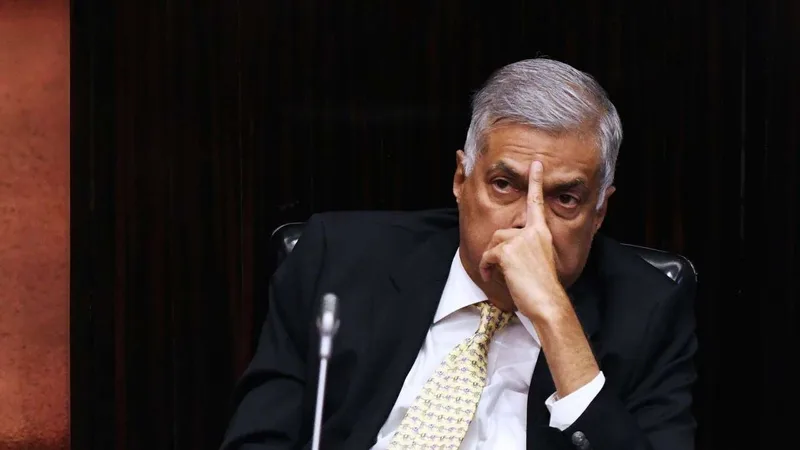 එජාපය ගිනි ගනී-ඉවසුවා ඇති-ජ්යෙෂ්ඨයෝ කැරලි ගසති
