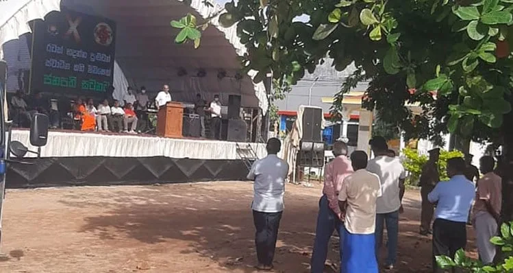 ෆීල්ඩ් මාර්ෂල්ගේ මංගල ජනපති රැලියට මිනිස්සු පහයි-වේදිකාවේ දහයයි