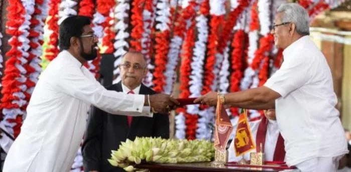 කෙහෙළියත් හිත හදා ගනී-වෙන අතක් බලා ගනී..!
