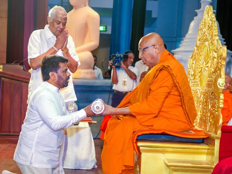 සදාචාර සම්පන්න රටක් ගොඩනැඟීමේදී මහා සංඝරත්නය ප්රමුඛ ආගමික සංස්ථාවට අත්හළ නොහැකි වගකීමක් පැවරී තිබෙනවා - ජනපති