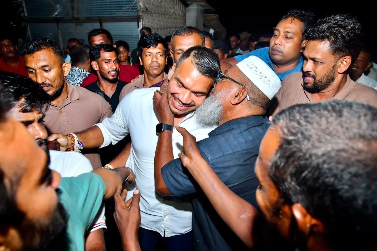 දැන් රටෙන් බාගයක් බඩගින්නේ ඉන්නවා කියලා වාර්තාවක් තියෙනවා. හැබැයි 75%ක් ජනාධිපතිටත් කැමතියිලු. කොහෙන්ද මේවට හිනාවෙන්නෙ..?