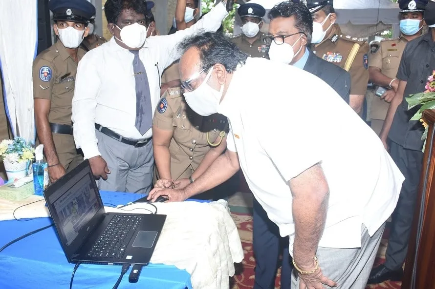 දරුවන්ට ලෝක ළමා දිනය දා පොලිසියෙන් තිළිණයක්..!