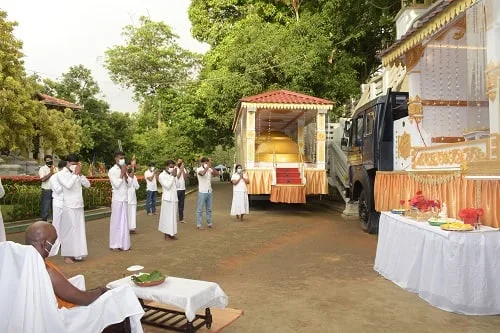 සඳහිරු සෑයේ කොත් වහන්සේ ඉදිරියේ අද(25) ත් ආගමික වතාවත්..!