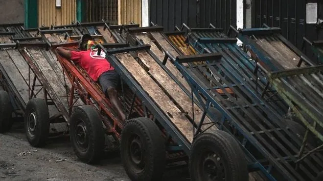 කොරෝනා ඇඳිරියෙන් දෛනික අදායම් අහිමිවූවන් ජීවිතය ගෙවන හැටි