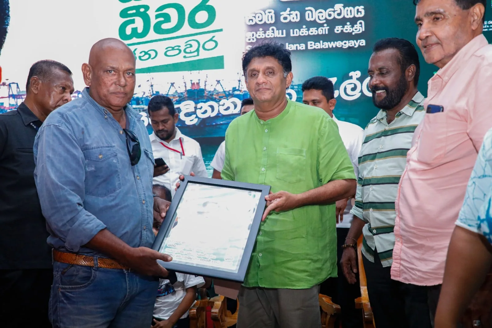 විවාදයට බියේ රතු අලි පැටවුන්ගේ නායකයා ජනපති අස්සේ හැංගිලා නාඩගම් නටනවා