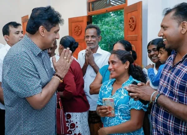 ආණ්ඩුව පාසල් වසා හිරගෙවල් අරින්නට සැරසෙනවා - විපක්ෂ නායක සජිත් ප්රේමදාස