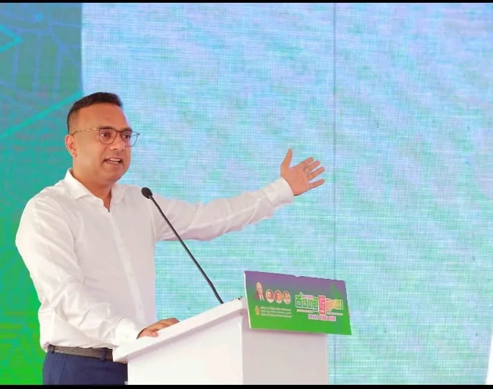 කාන්තාවන් එක්ක ඡායාරූප ගත්තාට රටේ ප්රශ්න විසදන්න බැහැ