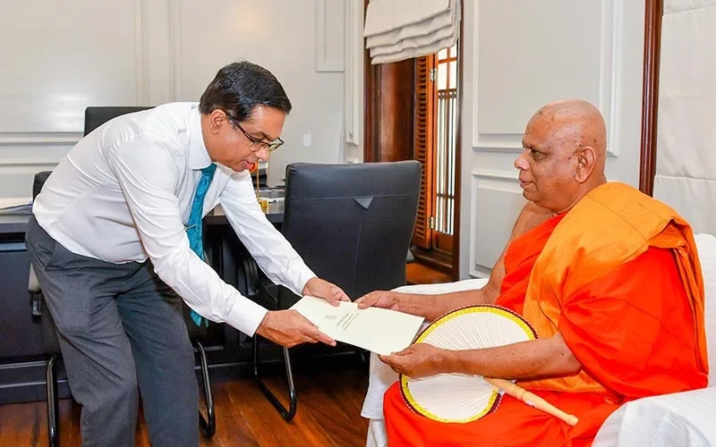 සුමනසිරි හිමියන් රජරට විශ්ව විද්යාලයේ කුලපති ධූරයෙන් ඉල්ලා අස් වෙයි