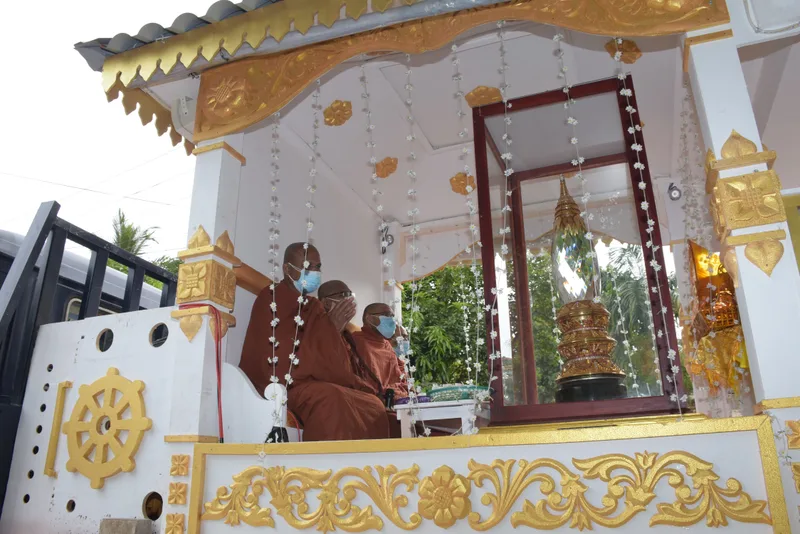 සඳහිරු සෑයේ කොත් වහන්සේ රැගත් පෙරහැර කුරුණෑගලින් පිටත් වේ