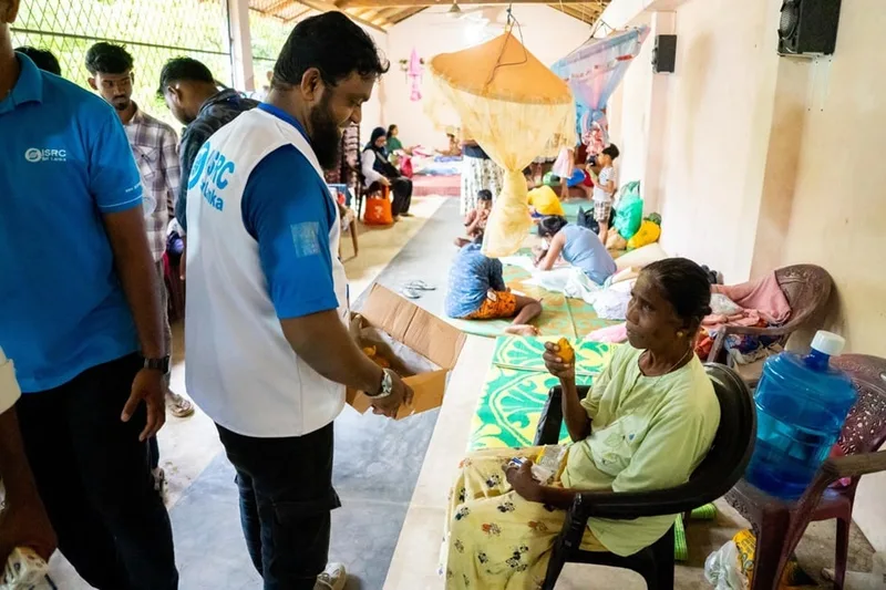 ජනතාව දේශපාලනඥයන්ට අනුගමනය කිරීමට ආදර්ශ සපයමින් සිටිති