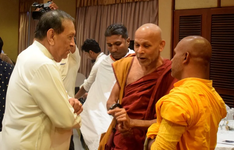 ඒකාධිපති විධායකය අහෝසි කරන්න කරූ එක්ක සියලු දෙන පෙරට එති