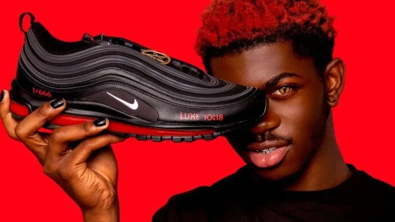 මිනිස් රුධිරය අඩංගු සාතන් සපත්තුවලට Nike නඩු පවරයි