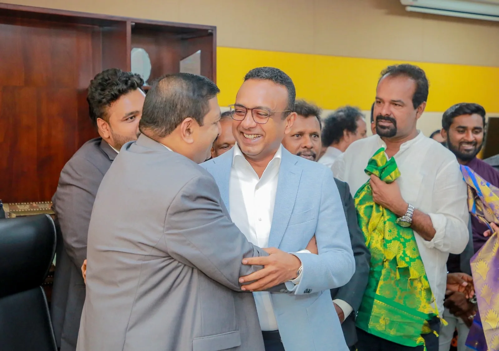 සජබයේ පාක්ෂිකයෝ රනිල් වටා එකතුවෙති.